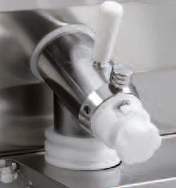Rubinetto TWIN CHEF LCD in posizione di travaso