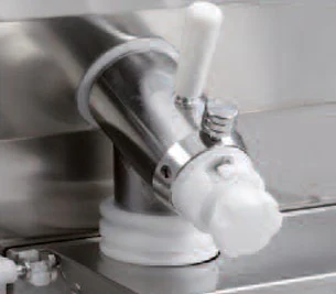 Rubinetto TWIN in posizione di travaso miscela